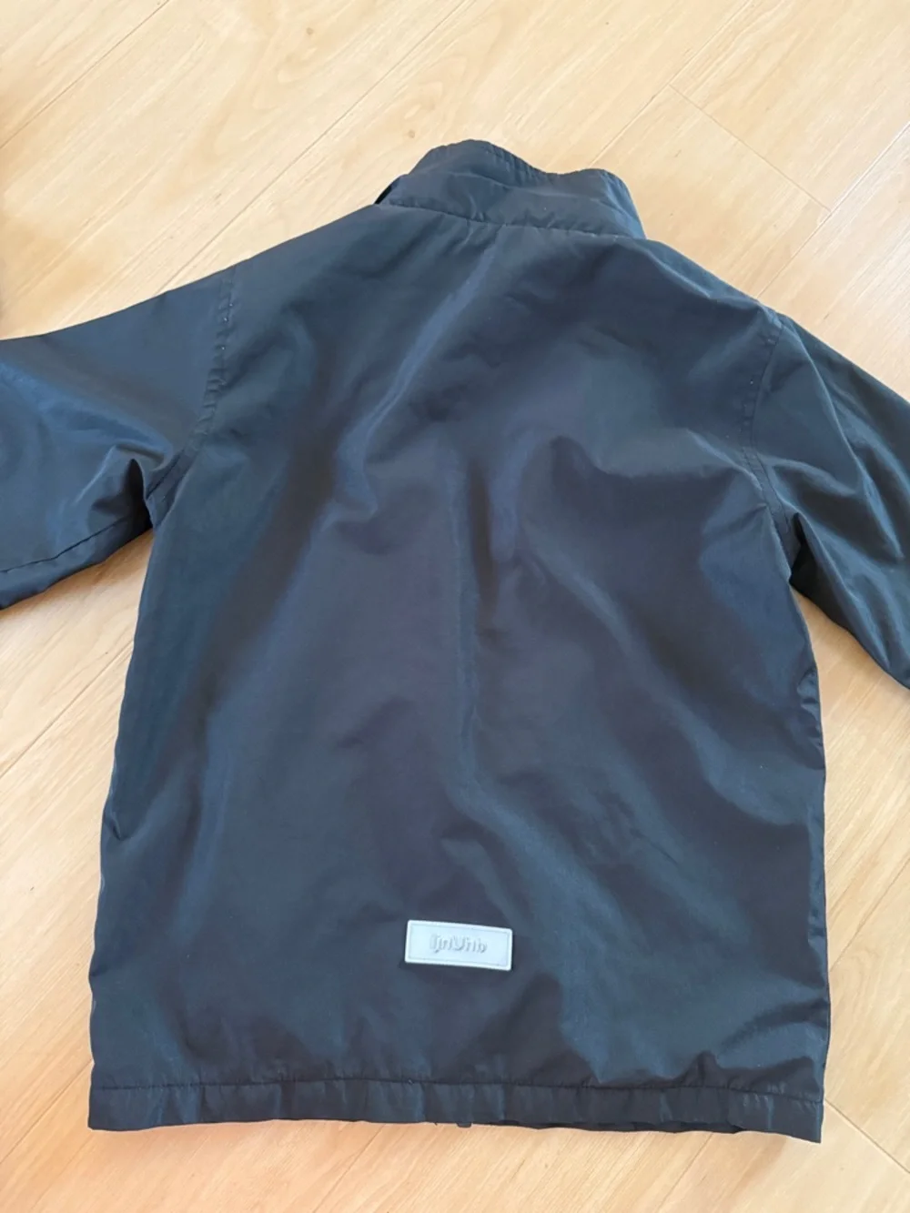 BOYS RAIN JACKET WITH DETACHABLE HOOD LIGHTWEIGHT RAINCOAT BLACK WHITE SZ SMALL